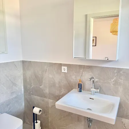 Stylish Modern With Patio Near Vienna Apartment *
