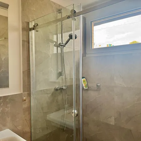 Stylish Modern With Patio Near Vienna * Wiener Neudorf