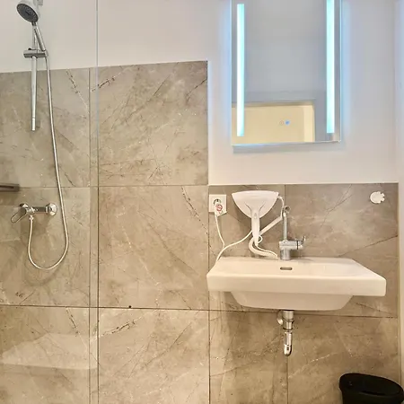 Apartment Stylish Modern With Patio Near Vienna